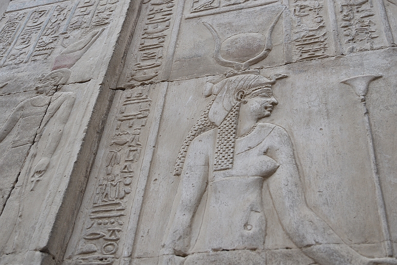 55 MAK_6371.jpg - Hathor era venerata come dea dell'amore, della bellezza, della musica, della fertilità e della gioia, considerata "madre universale", protettrice dei faraoni, associata ad Afrodite dai greci.

